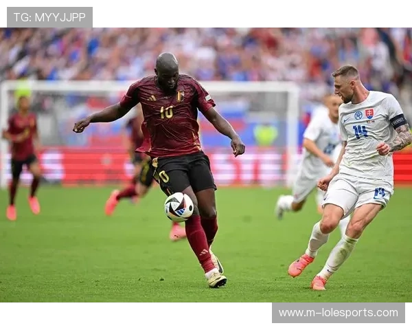 罗马vs科莫：卢卡库头球破门，但越位在先无效