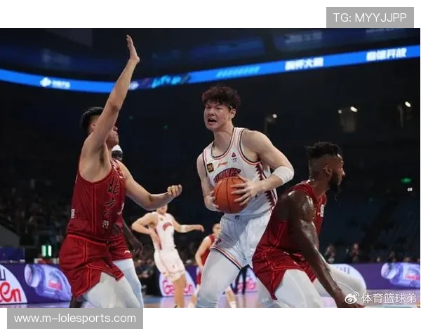 王哲林减重增效,内线脚步灵活戏耍广厦防守 王哲林减重增效,内线脚步灵活戏耍广厦防守